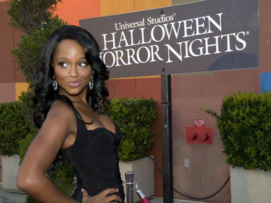 Halloween Horror Nights and the Chiller-Eyegore Awards 2009 Tanedra Howard (SAW VI) poses on the red carpet, on the way to present a Chiller-Eyegore award to Tobin (Jigsaw) Bell.
