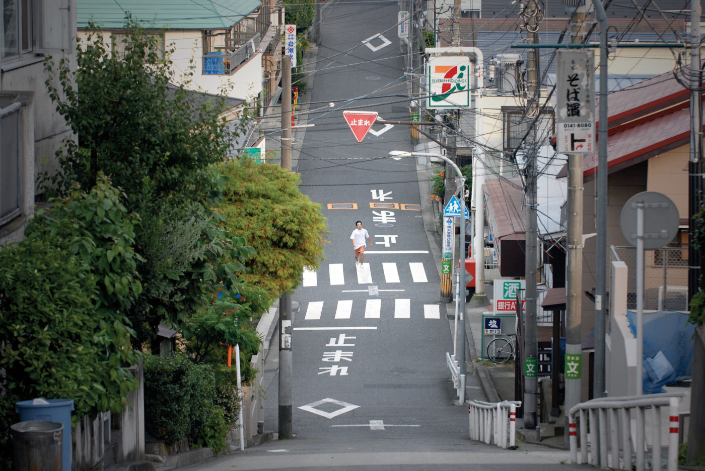 An agoraphobic man steps outside and realizes that the rest of Tokyo has shut itself inside.