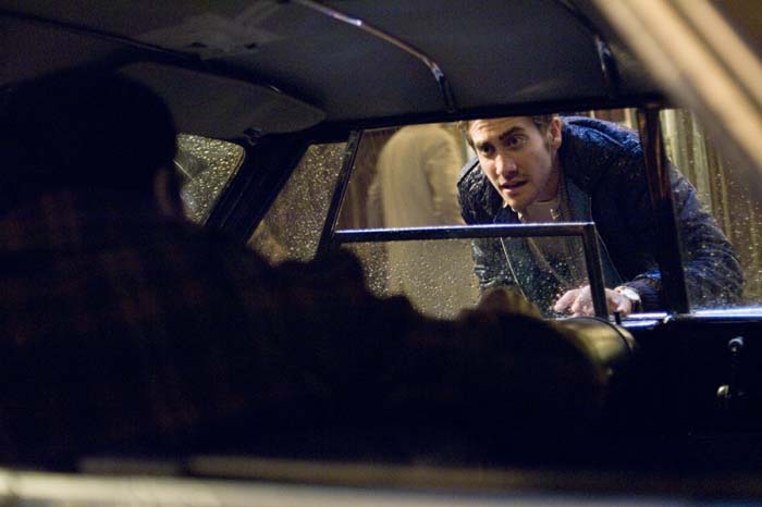 Zodiac: Robert Graysmith (Jake Gyllenhaal) speaks to a witness, who may be the killer