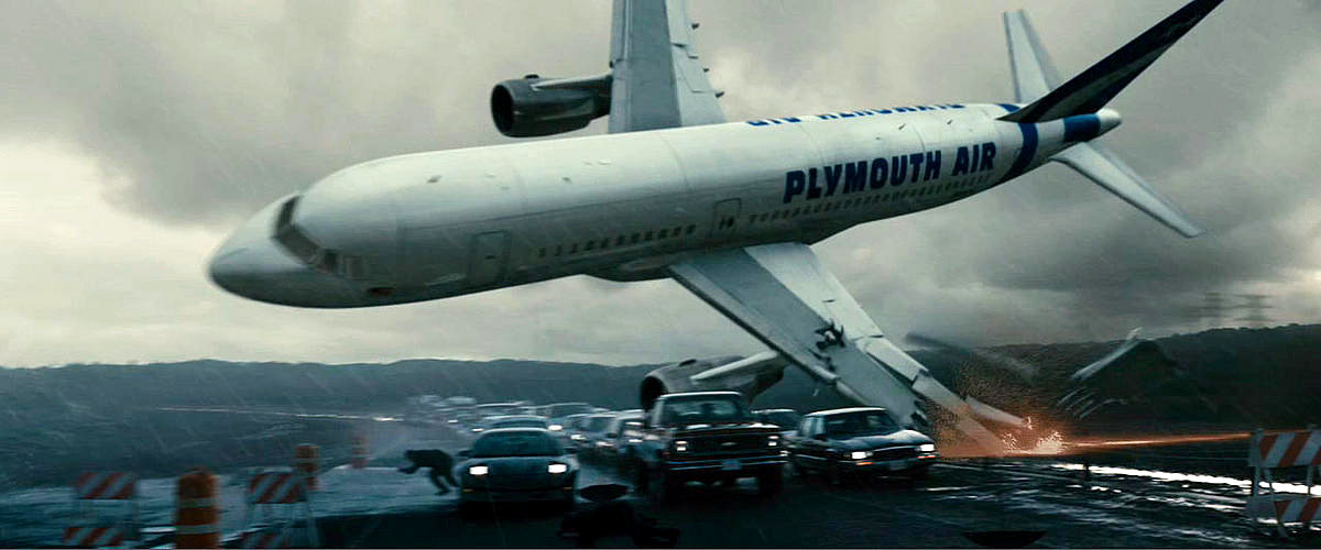 A spectacular plane crash - one of the films special effects highlights. 